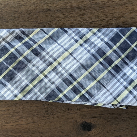 Men's Perry Ellis necktie Black and Yellow plaid - Picture 3 of 3